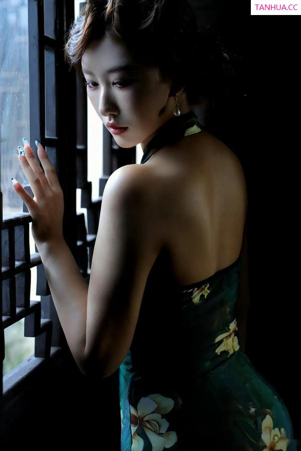   [XiuRen]高清写真图 2025.09.26 No.10815 金允希Yuki 绿色旗袍第27张图片